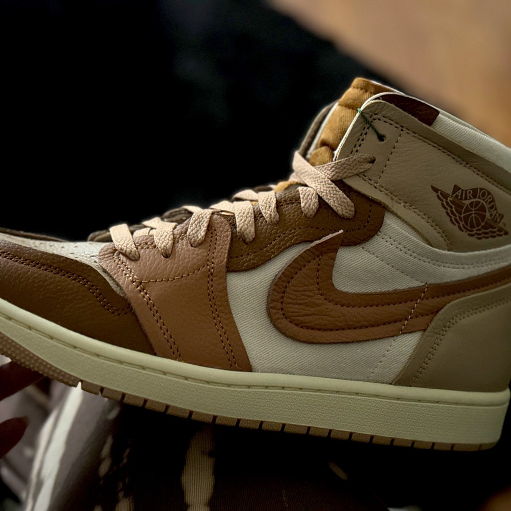 Jordan 1 High 
Brown & Cream
11.5 Wom/ 10 Men